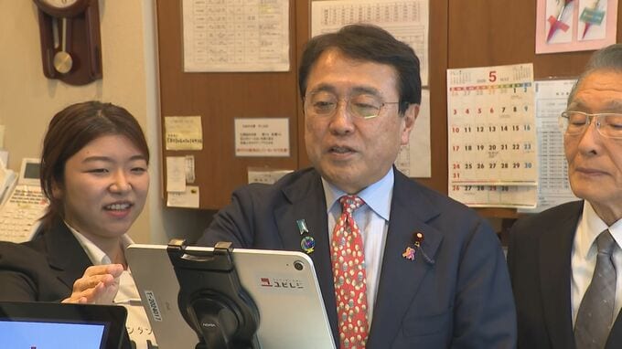 赤沢経産大臣「デジタルの威力は使うと分かる」　錦糸町の人形焼き店でスマートレジを体験　業務効率化や消費税率変更への対応などで政府が導入を推進|TBS NEWS DIG