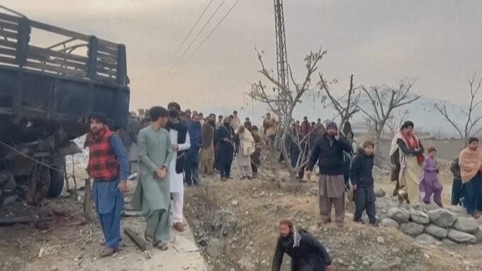 パキスタン北西部で爆弾テロか  警察官5人死亡