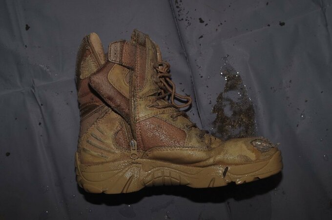 「腐敗している遺体が打ち上がっている」海岸で身元不明の遺体見つかる　警察が遺体が身に着けていた靴やズボンを公開　情報提供呼びかける|TBS NEWS DIG