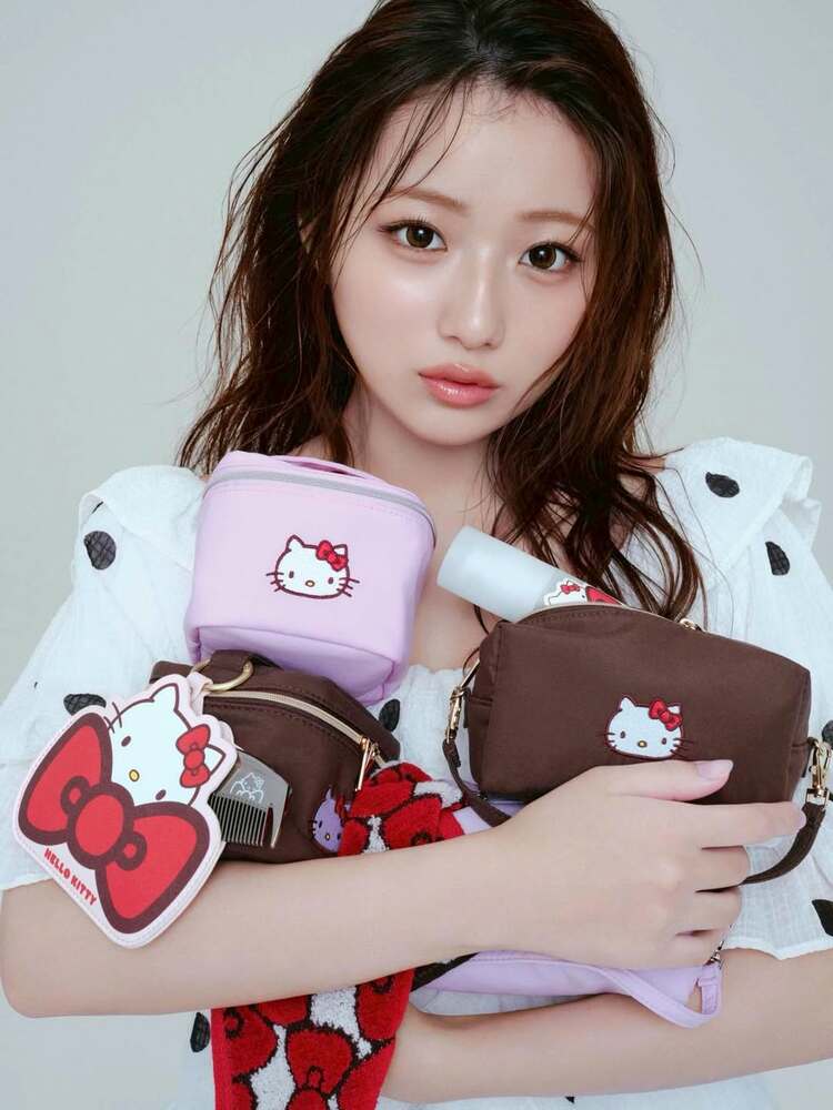 ハローキティ 辻希美コラボ 小物入れ？ 辻希美・長女 】ハローキティのグッズに囲まれアンニュイスマイル