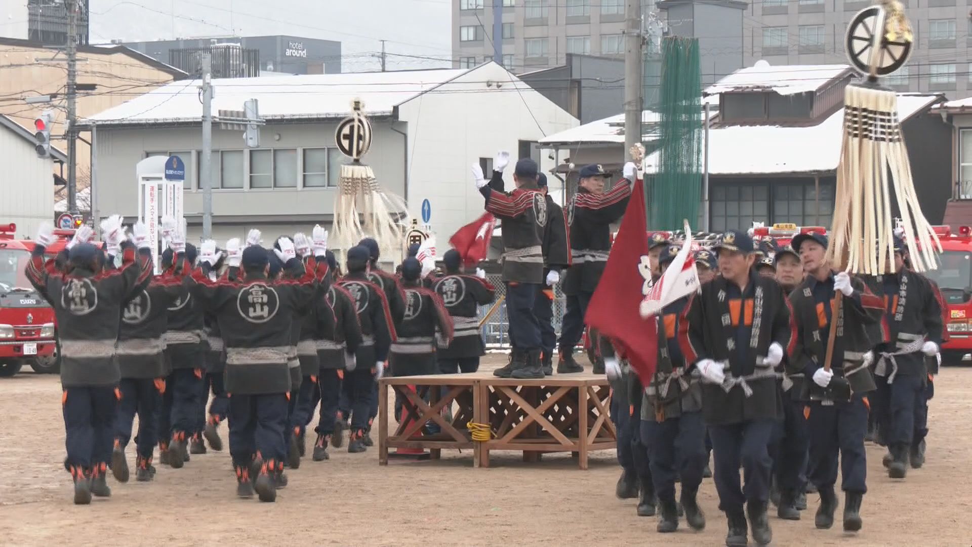 防弾少年団 SC フォト 岐阜・高山市で新春恒例｢消防出初式｣ 消防団員ら約370人が伝統の“特殊