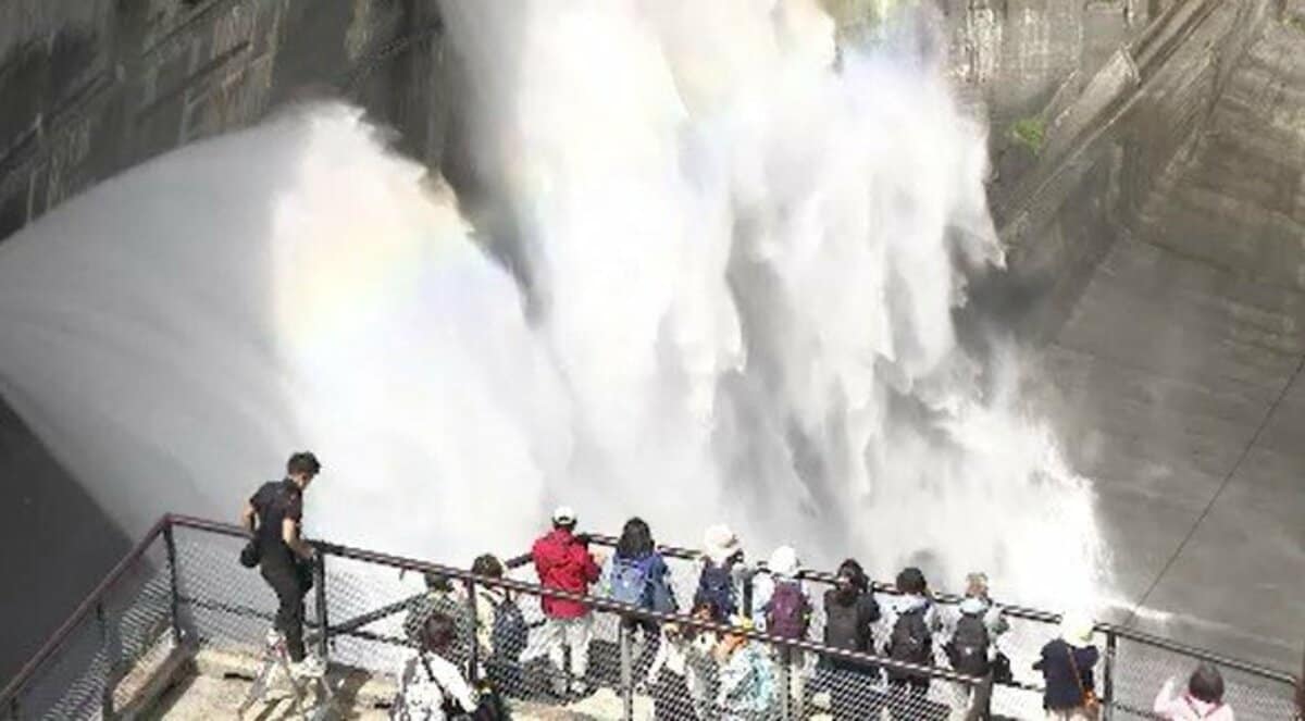 「この景色を観るために日本に来ました」海外からの観光客も魅了する豪快な水しぶき…残雪の立山連峰望む黒部ダムで観光放水スタート | TBS ...