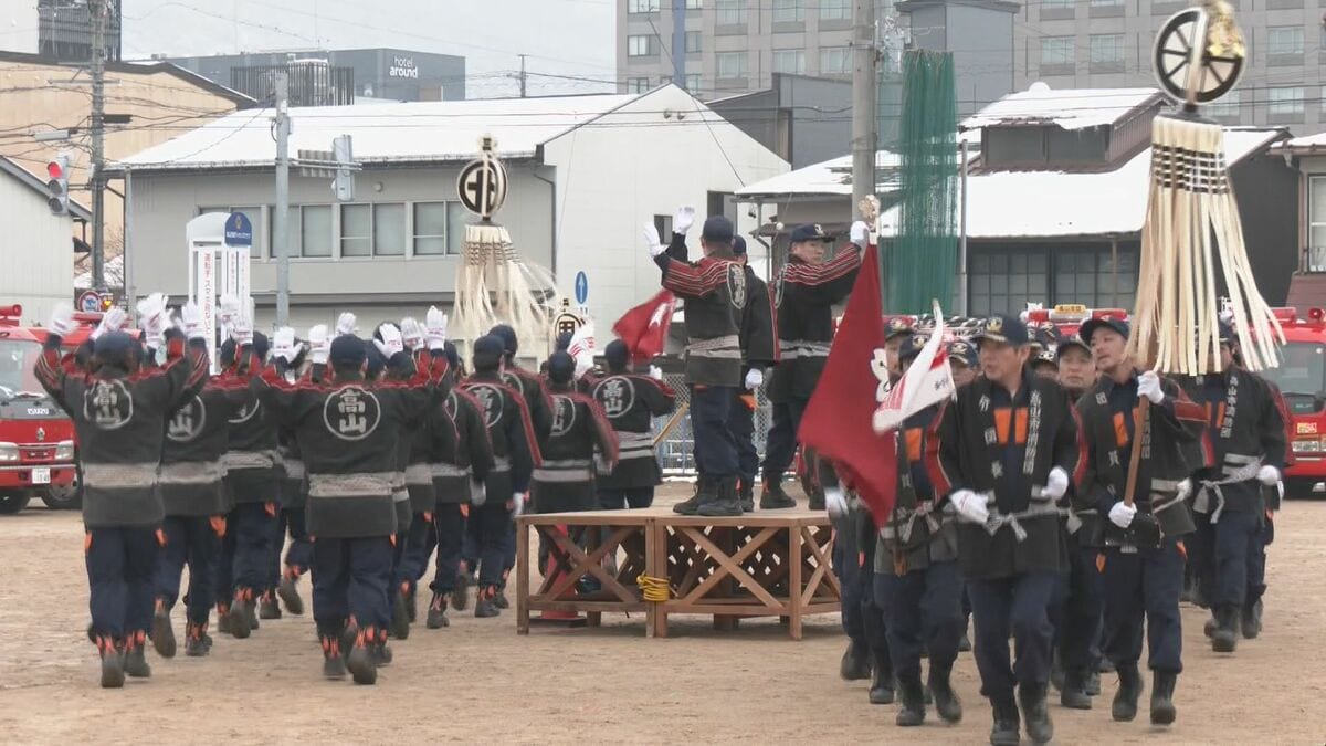 岐阜・高山市で新春恒例｢消防出初式｣ 消防団員ら約370人が伝統の“特殊