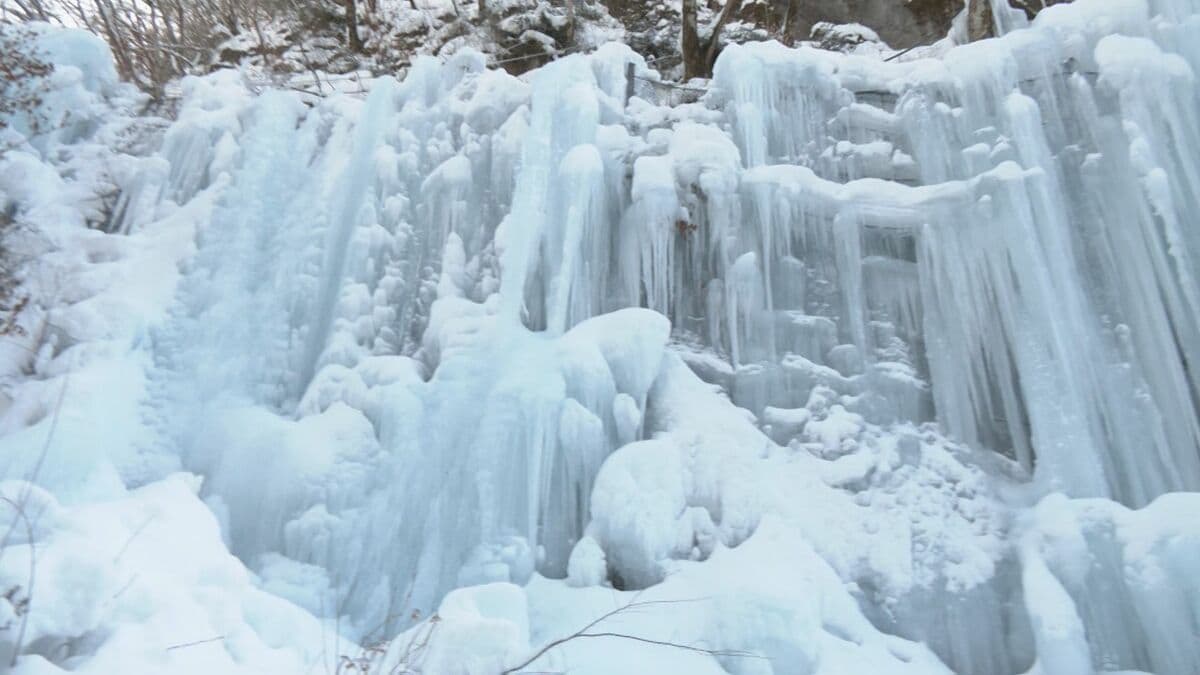 厳寒の北アルプスふもとに「氷の渓谷」…全長200メートルにわたる“青白く神秘的な氷柱”に注目 岐阜・高山市　