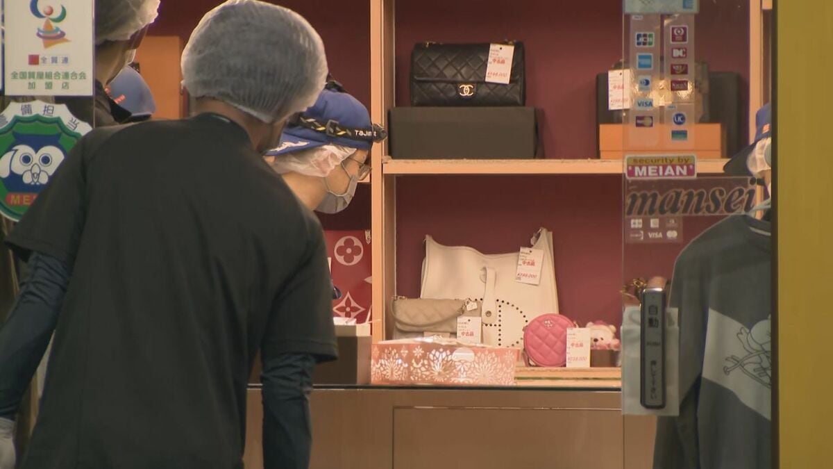 “無言”でショーケースを割り…ネックレスなどの貴金属を奪って逃走 愛知･刈谷市の質店に強盗 男2人が逃走