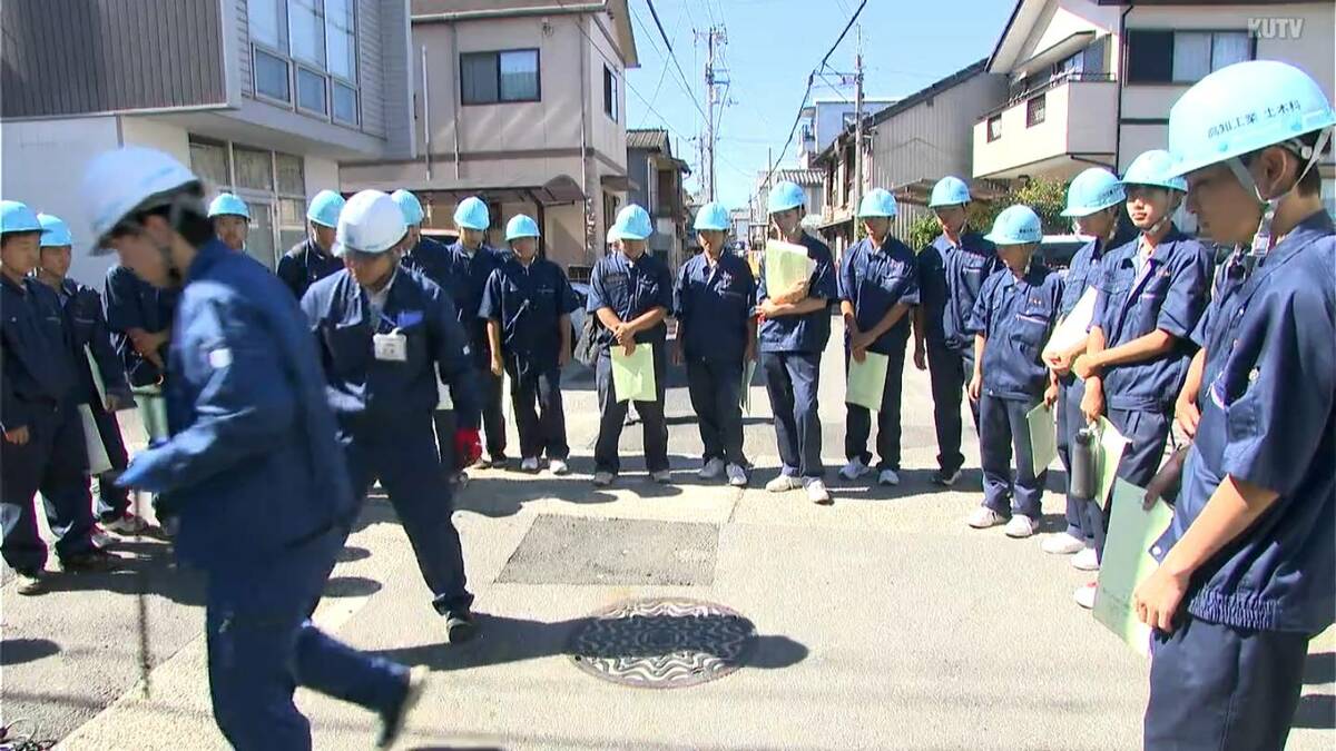 社会を支えるインフラ工事の現場を体感!工業高校の生徒が下水道管布設工事の現場を見学!(高知)