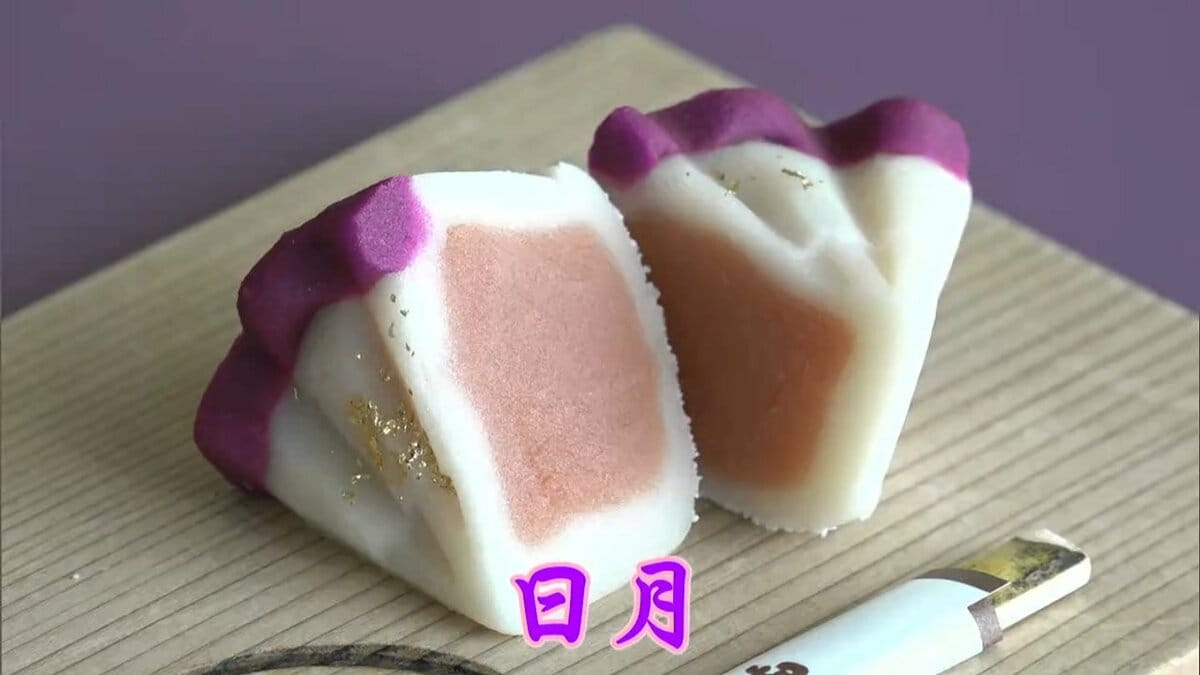 「名物かまど茶会」扇をかたどった練り切りの中に色鮮やかな赤のイチゴ餡 