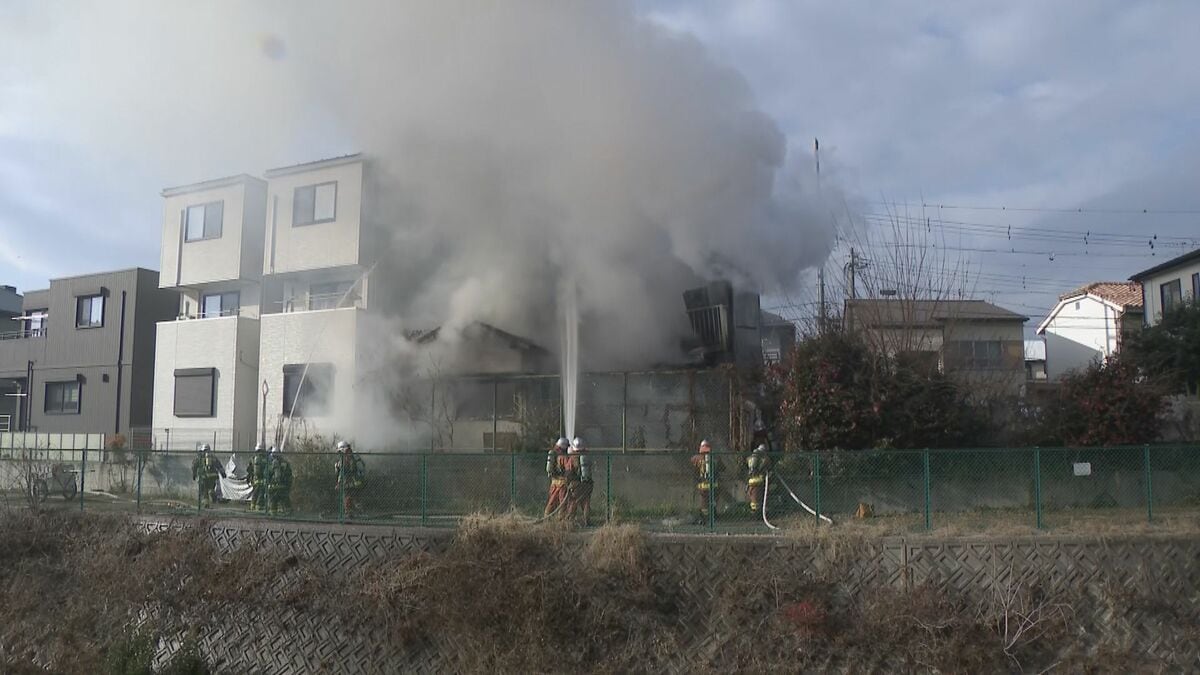 住宅で火事 消防車など15台が出動し消火活動続く 名古屋･名東区