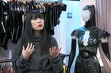 レディー・ガガの衣装を数多く手掛けた日本人デザイナー　ラテックスドレスで女性のエンパワーメントを|TBS NEWS DIG
