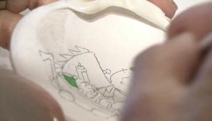 楽しさがすべて」長野市出身90歳の絵付け作家が描く「貝合わせ」の世界
