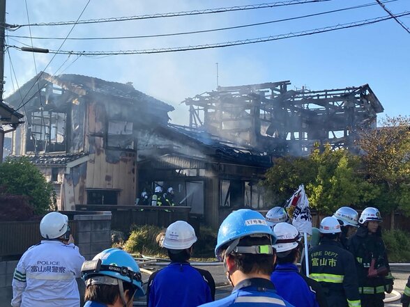 「1階台所から出火」海岸部に近い住宅で火事　53歳男性が搬送　約2時間15分に鎮火　富山　|　富山のニュース｜天気・防災｜チューリップテレビ