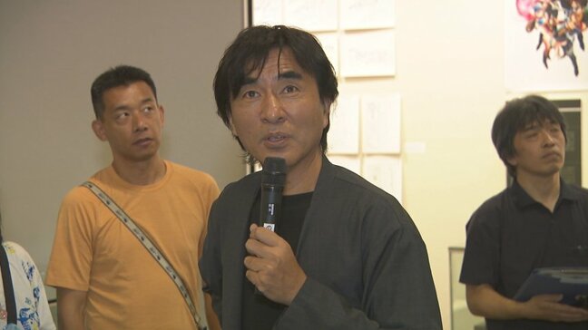 アニメ監督の河森正治さんが自ら解説…来場者は裏話の数々に目を輝かせる　会場には「マクロス」シリーズの原画や台本など1000点以上展示　富山|TBS NEWS DIG