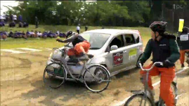 「リアルな演技と衝突音に驚き」プロのスタントマンが自転車事故を実演 中学校で交通安全教室 宮城・気仙沼市|TBS NEWS DIG
