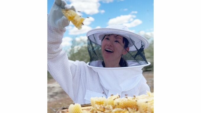 【 小西真奈美 】　オーストラリアの養蜂場を訪問　「楽しそうに自然と共存されている蜂蜜を頂けることは、なんと『有り難い』ことなんだろう」|TBS NEWS DIG