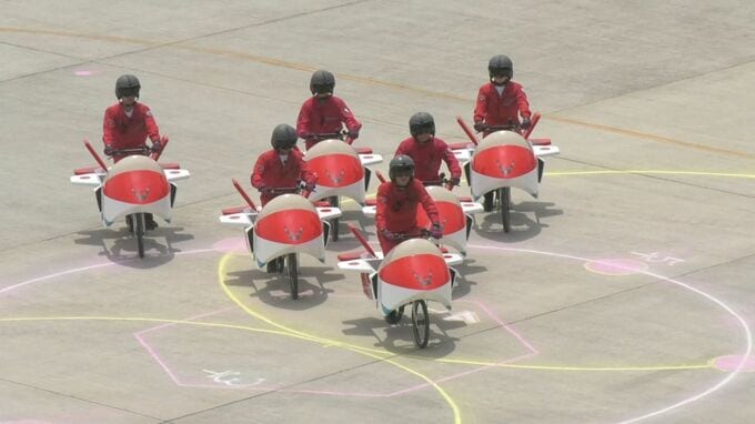 ライバルは「ブルーインパルス」　航空自衛隊高尾山分屯基地で活動する「レッドクラブ」とは？　使用する機体は…「F-35」イメージの“自転車”　名前の由来は“ベニズワイガニ”　航空祭で観客魅了|TBS NEWS DIG
