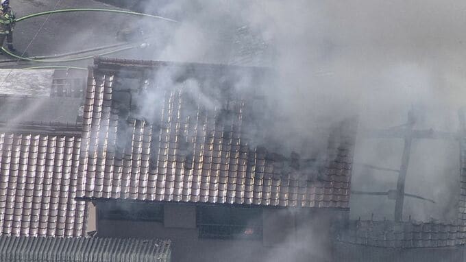 【速報】激しく立ち上る白煙…物置から出火 近くの住宅に燃え移る 消防車など9台が出動 消火活動続く 三重･桑名市|TBS NEWS DIG
