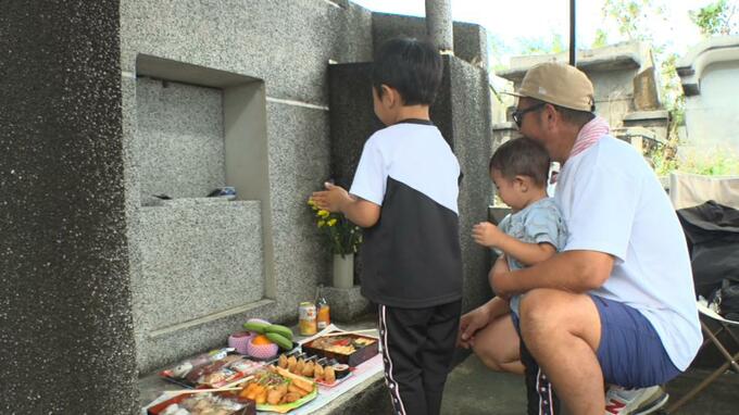 親族一堂が墓前に集まって先祖を供養　清明祭（シーミ―）はじまる|TBS NEWS DIG