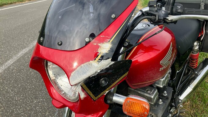 赤いタンクのホンダ製オートバイ