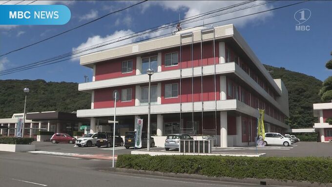 市役所を訪れた６０代ほどの女性。どこに行けばいいか戸惑っていたので職員が窓口に案内すると、ピンクの包装紙に入った箱を渡された　|　鹿児島のニュース｜MBC NEWS｜南日本放送