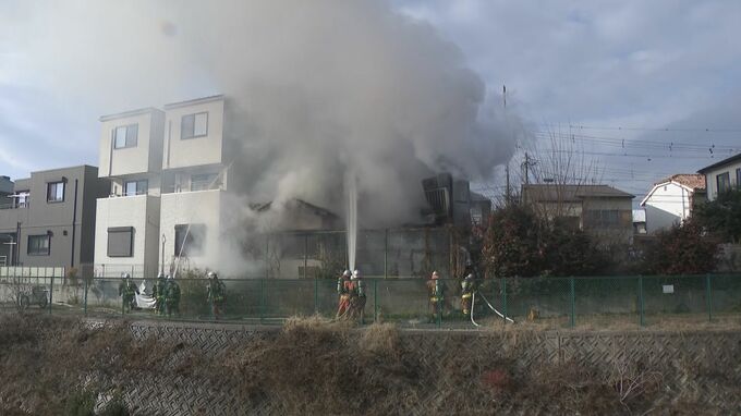 ｢民家から火が出ている｣ 消防車など16台が出動し消火活動続くけが人がいるかどうかは不明 名古屋･名東区|TBS NEWS DIG