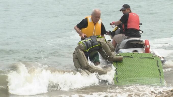 鳥取県岩美町の浦富海水浴場　海開き前に水難救助訓練　|　BSSニュース | BSS山陰放送