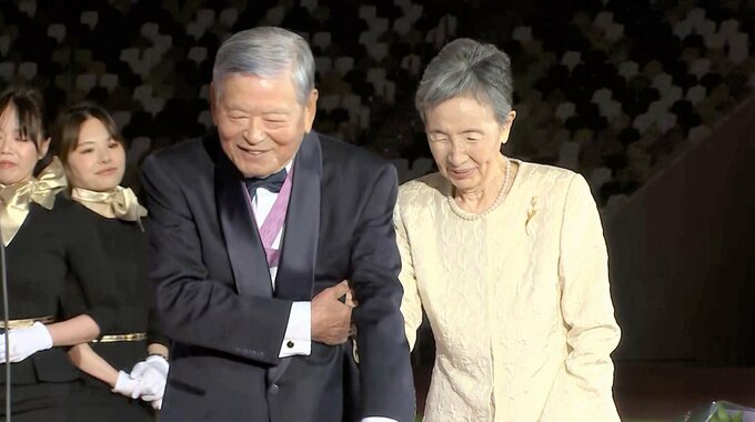 史上初！国立競技場で川淵三郎氏「文化勲章」祝う会　涙で妻 康子さんをハグ「61年献身的に支えてくれてありがとう」|TBS NEWS DIG