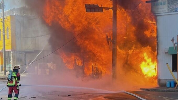 JR岩美駅前で炎上火災…店舗兼住宅1棟が全焼　高齢女性が1人で住んでいたか　けが人や逃げ遅れがないか確認中　|　BSSニュース | BSS山陰放送
