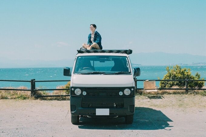 【 イモトアヤコ 】　カスタムの愛車「ハイエース」と笑顔　「抜群の天気と　駐車場から見える富士山　綺麗な海を前に　めちゃくちゃ格好つけました」|TBS NEWS DIG