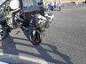 大きくへこむドア…バイクの正面は大きく壊れ…　右折してきた乗用車と直進のバイクが衝突　２０代の男性が意識不明の重体（山形）　|　山形のニュース│TUYテレビユー山形
