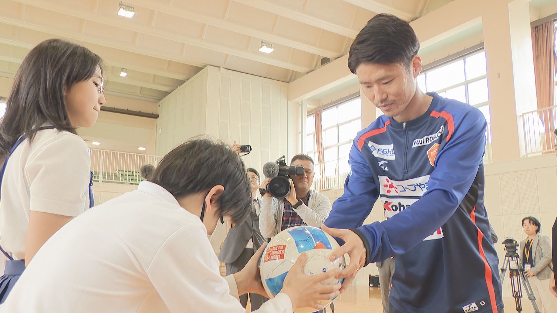レノファ山口が小学校にボール贈呈 クラブ創設20周年記念 ゴール数に