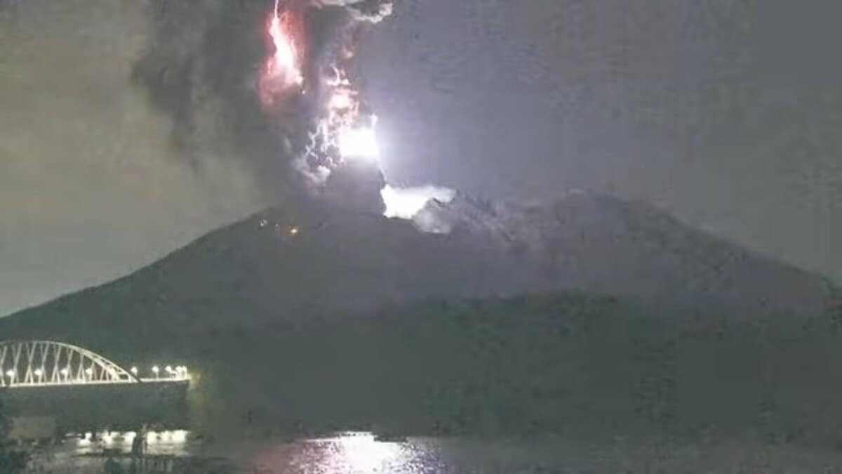 桜島で爆発的噴火 噴煙2700m「火山雷」も発生【今夜・あすの降灰
