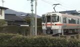置き石相次ぐ 1件はこぶし大の石を運転士が見つけ撤去 1件は踏み潰して緊急停車 2つの現場は直線で6キロ余り 列車往来危険の疑いで捜査 長野・JR飯田線|TBS NEWS DIG
