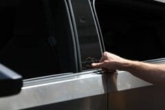 テスラ、ドア安全機能を強化－衝突時の自動解錠などを一部車種で提供| TBS CROSS DIG with Bloomberg