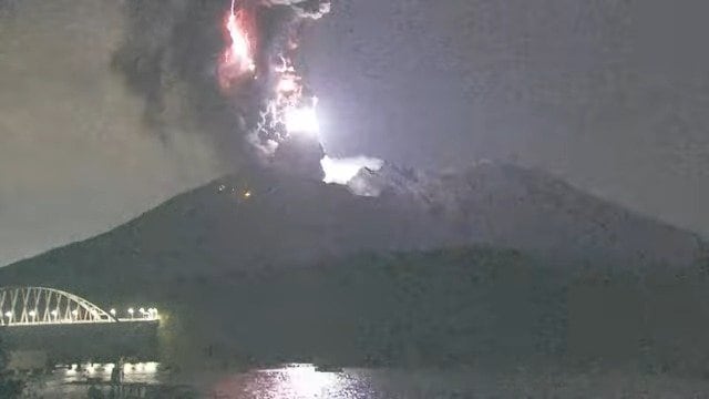 桜島で爆発的噴火　噴煙２７００ｍ「火山雷」も発生【今夜・あすの降灰予報】鹿児島|TBS NEWS DIG