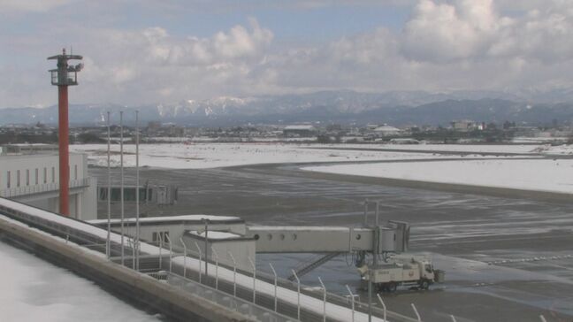 小松空港 滑走路に深さ10センチの穴 補修作業で羽田便など15便が欠航|TBS NEWS DIG