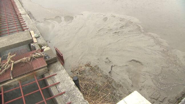 緊急事態！田んぼが“砂の海”に？ 黒部川から砂が用水路に大量流入 農家からは戸惑いの声　富山|TBS NEWS DIG