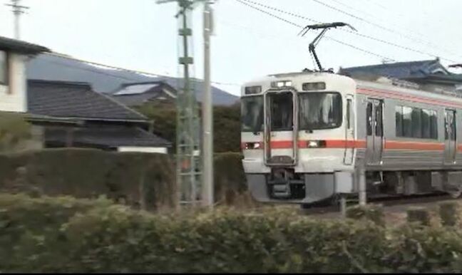 置き石相次ぐ 1件はこぶし大の石を運転士が見つけ撤去 1件は踏み潰して緊急停車 2つの現場は直線で6キロ余り 列車往来危険の疑いで捜査 長野・JR飯田線|TBS NEWS DIG