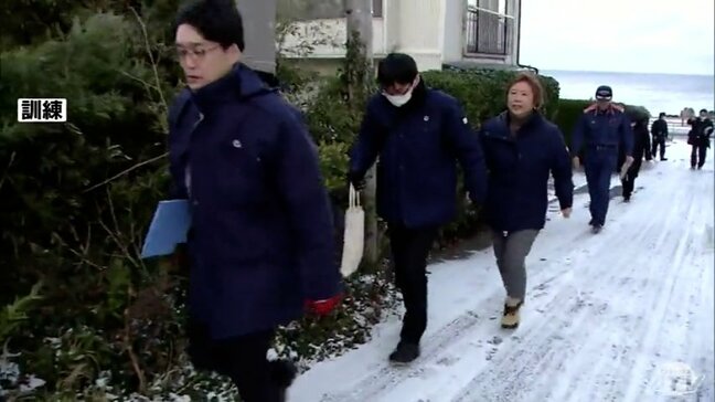 「寒さに耐えられるか」「もしかすると滑って転ぶことも想定」震度6強の地震で津波発生を想定して避難訓練　冬場の避難の難しさを実感|TBS NEWS DIG