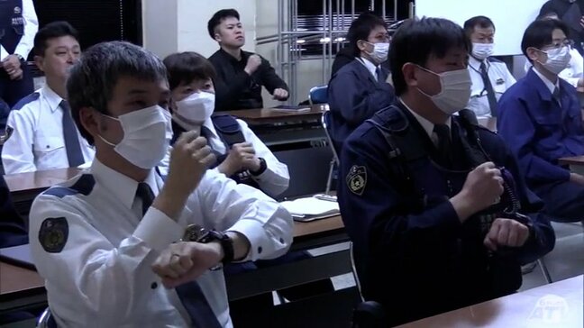 警察署で手話口座「少しでも手話を覚えてみたい」聴覚に障害ある人への警察官の対応向上へ　聴覚障害者と警察官の意思疎通を手話を使って助ける専門職員が講師に|TBS NEWS DIG