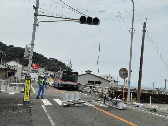 【速報】横断歩道にドスン…路線バスが信号機支柱に衝突し付近の国道が全面通行止め　乗客にケガなし（16日午前11時20分現在）【長崎・雲仙市】|TBS NEWS DIG