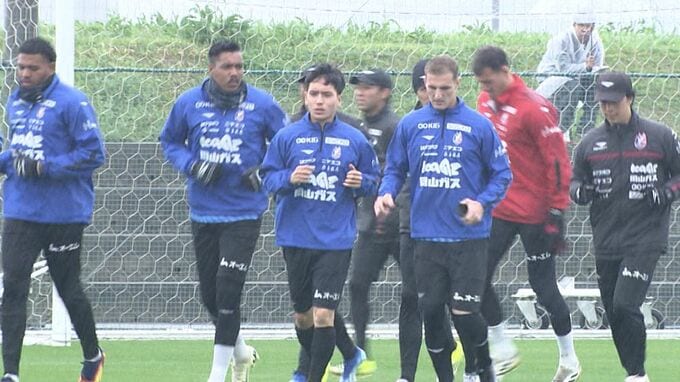 ファジアーノ岡山連敗脱出へ！雨の中の公開練習　新加入レオ・ガウショ選手に期待高まる【岡山】　|　岡山・香川のニュース | 天気 | RSK山陽放送