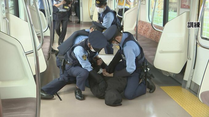 警視庁とJR東日本が電車内で刃物男の制圧訓練|TBS NEWS DIG