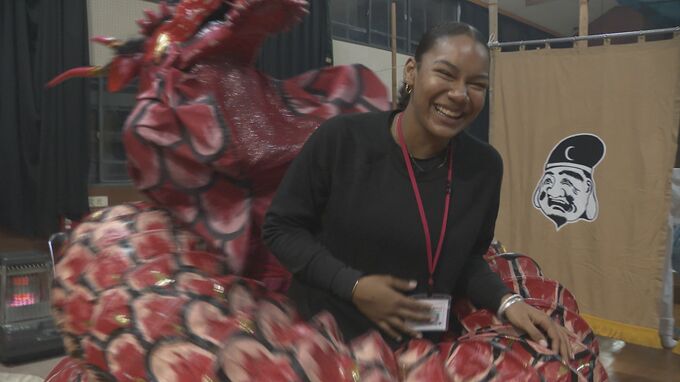 大蛇に巻かれ「Scared!(怖い!)」アメリカ・ハワイ州カラニ高校の生徒が神楽を体験　山口・岩国　|　山口のニュース・天気・防災｜tys NEWS｜ｔｙｓテレビ山口