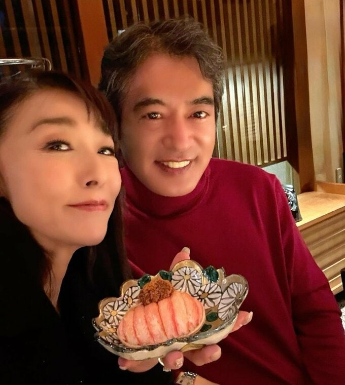 【 浅野ゆう子 】 「夫との休日も楽しみました」　２ショット公開　「香箱蟹を食べに」　金沢の寿司店へ|TBS NEWS DIG