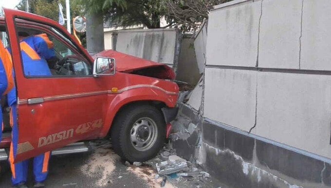 「車が単独で壁に突っ込んだ」運転手の50代から70代の男性が死亡　仙台市|TBS NEWS DIG