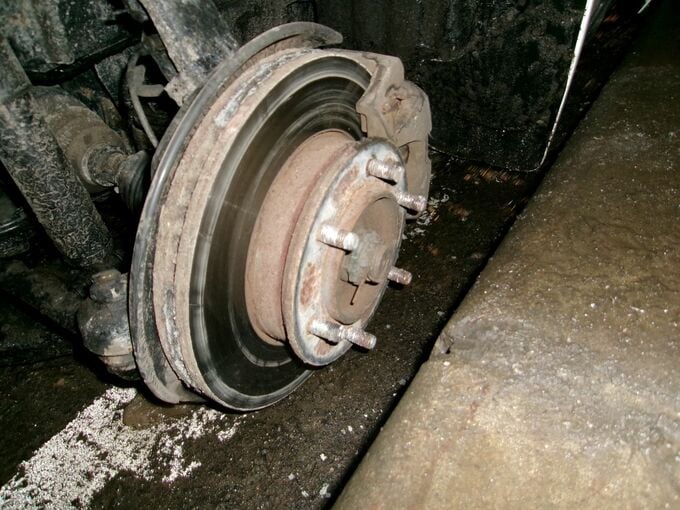 「ガガガという異音がした」トンネル内でワンボックスカーからタイヤ脱落　タイヤは縁石に衝突して停止《国道5号》北海道共和町|TBS NEWS DIG