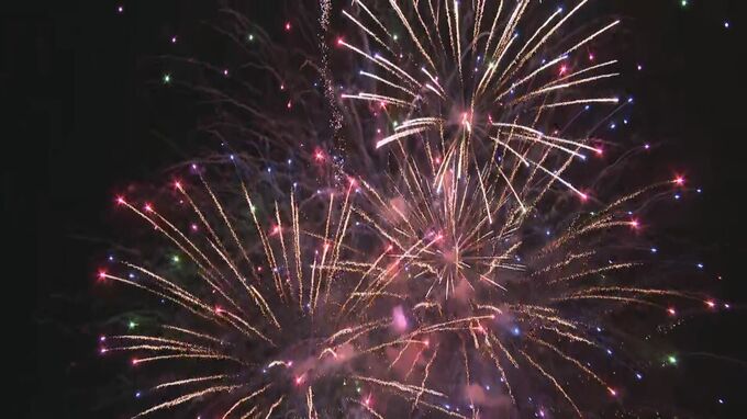 冬空に1万発の花火の競演・ディズニーリゾート40周年のドローンショーも　長野えびす講煙火大会　|　SBC NEWS | 長野のニュース | SBC信越放送