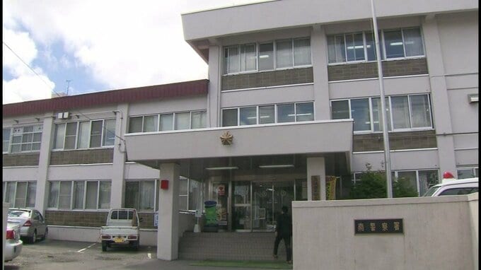 30歳道職員の男が“盗撮”未遂　地下鉄車内で10代女性のスカート内をスマホで…女性らが被害に気付き取り押さえる「下着を撮影するつもりはなかった」男は否認|TBS NEWS DIG