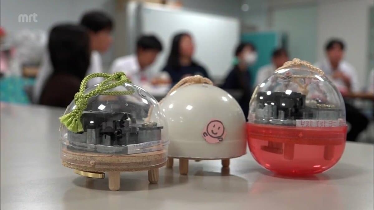 都城市の支援学校の生徒が大学生と一緒に「ポケットオルゴール」作り