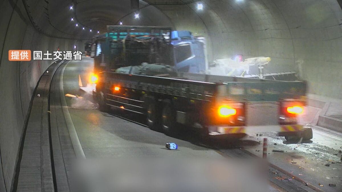 ドラレコに事故の瞬間 トラック同士が正面衝突1人死亡 「暫定2車線」の